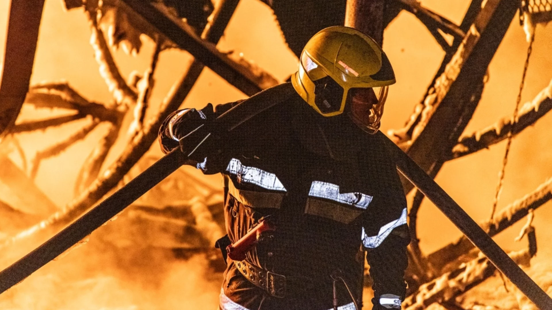 Удар след удар: По две руски рафинерии, едната на "Лукойл", и две ел. подстанции в Русия (ВИДЕО)