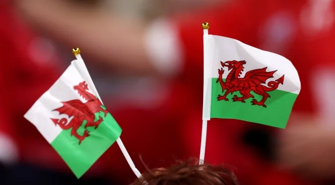 Защо на герба на Уелс има червен дракон