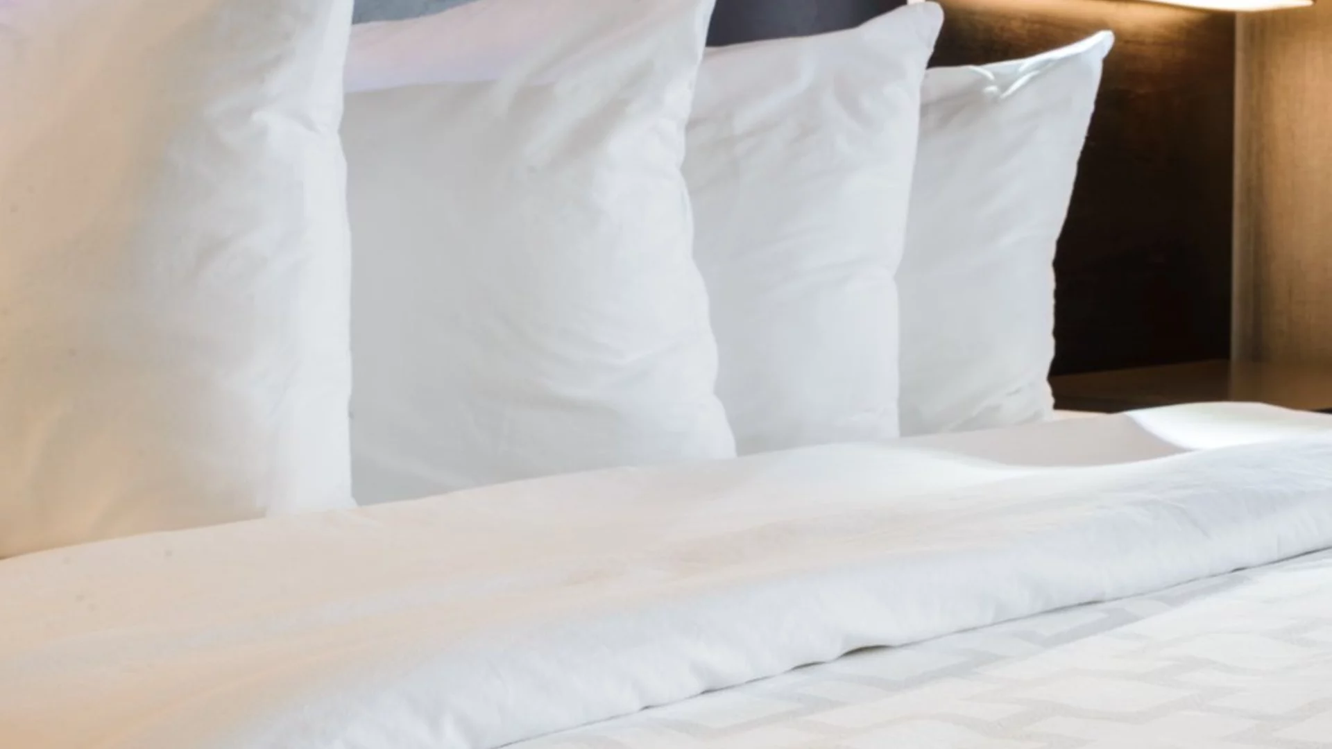 Как да освежите възглавниците без пране само за 10 минути и да се отървете от петната