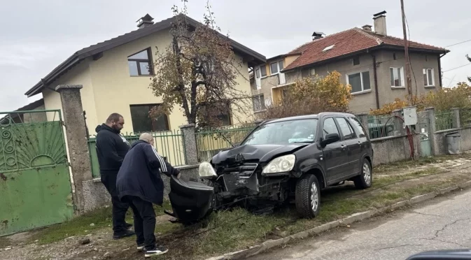 Удари се в стълб: Джип остана без предна броня