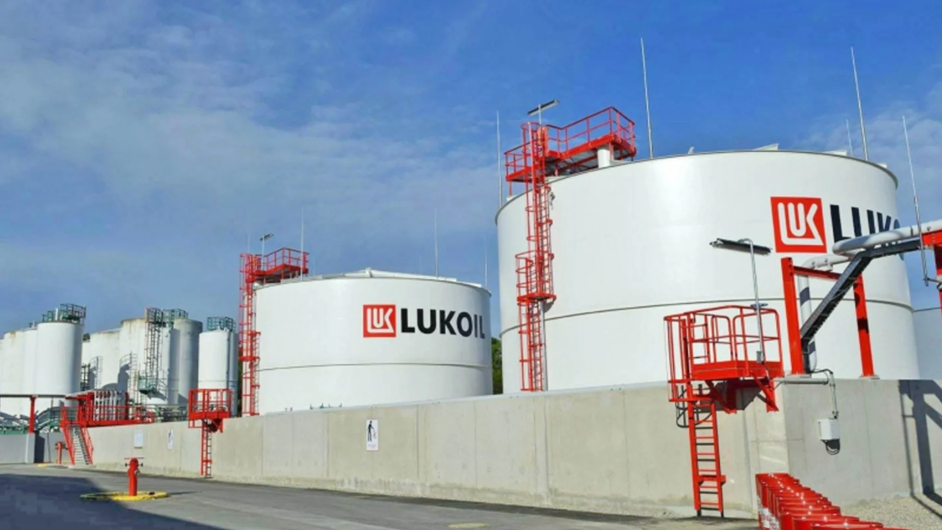 Санкциите вече хапят: Ирак отказа да товари петрол за "Лукойл"