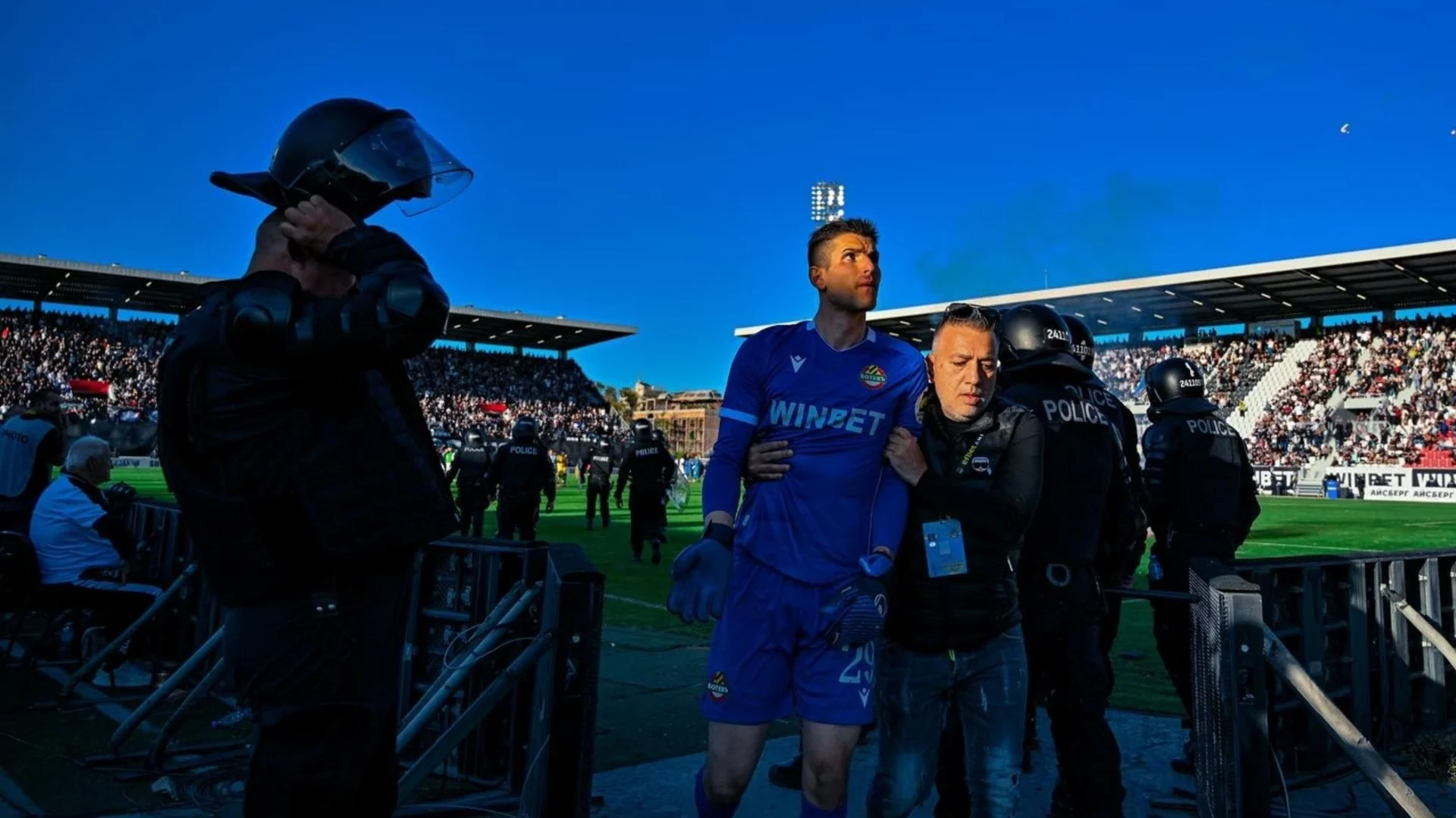 "Даниел Наумов търсеше оригиналност": Абсурдното действие на вратаря след скандалния мач (ВИДЕО)