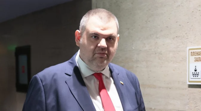 Пеевски с нова порция снимки за Рашков и Мухарем - Мухата (ВИДЕО)