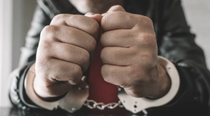 Не издържа без бира: Обвинен в изнасилване и убийство руски "ветеран" беше заловен и прострелян в краката (ВИДЕО, 18+)