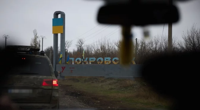 Украинското знаме пак се вее от сградата на Общинския съвет в Покровск (ВИДЕО)