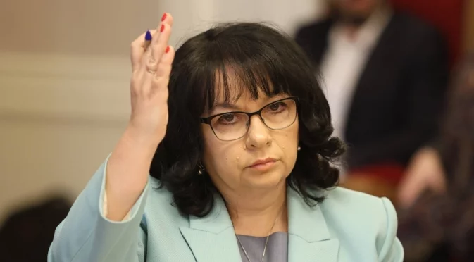 "Раздават хеликоптерни пари за хапка-пийка на държавните служители": Критиките към бюджета стават все по-крайни