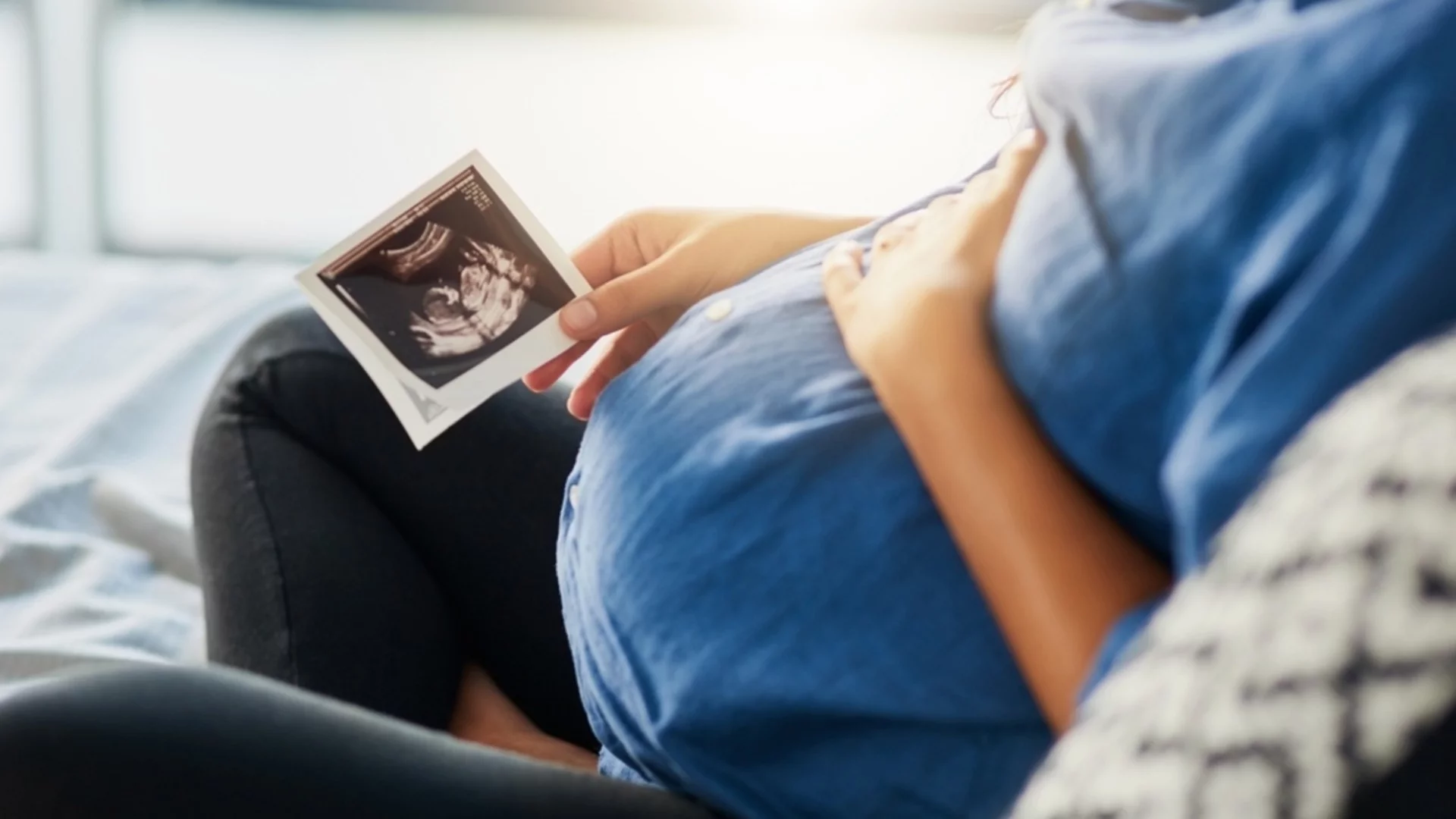 Участничка в Hell's Kitchen чака дете (ВИДЕО)