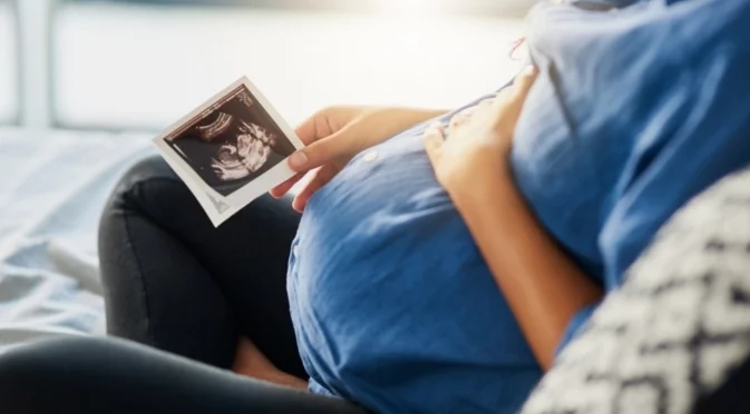 Участничка в Hell's Kitchen чака дете (ВИДЕО)