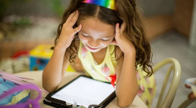 Колко време дневно прекарват българските деца пред екрани: Отговорът е притеснителен