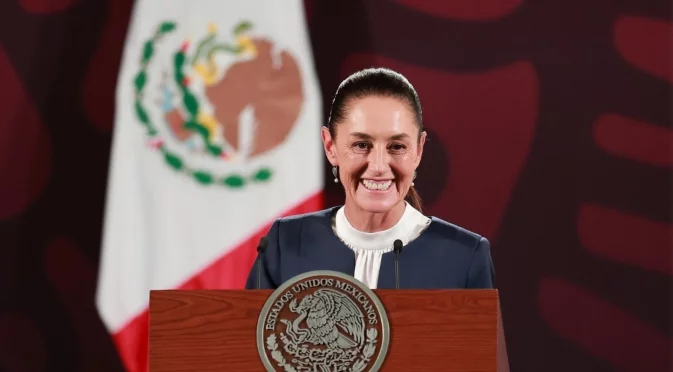 Куриозно: Пиян прегърна и опита да целуне по врата президента на Мексико (ВИДЕО)