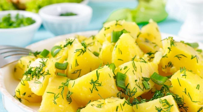 Сложете тази подправка във водата за варене на картофите и те ще станат много по-вкусни