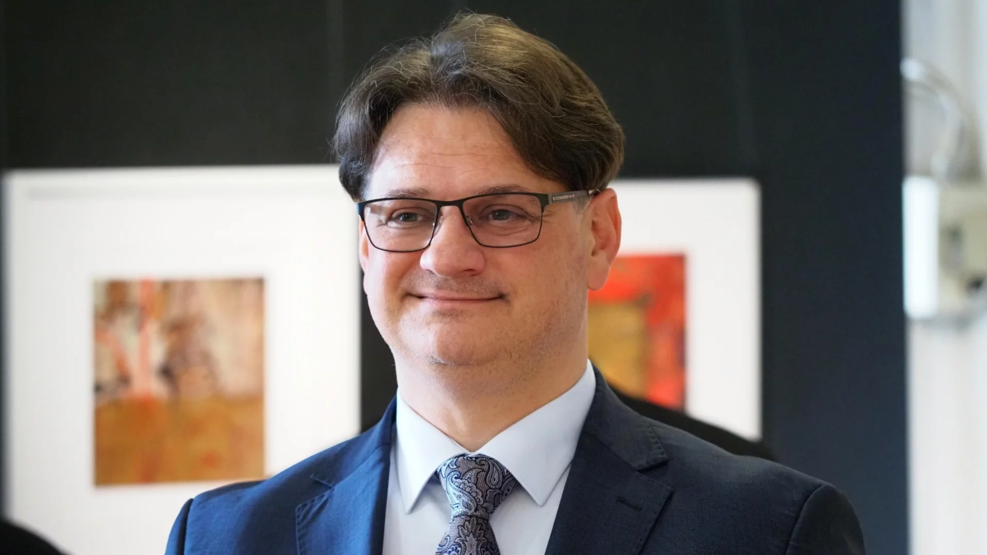 Министърът на културата мълчи: Меси ли се Тошко Йорданов в работата на Мариан Бачев?