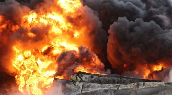 Товарен самолет се разби при излитане в САЩ (ВИДЕО)