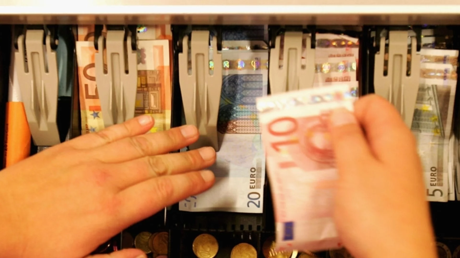 В петък: Докато другите броят часовете до уикенда, Лъв, Козирог + още 2 зодии ще броят пари