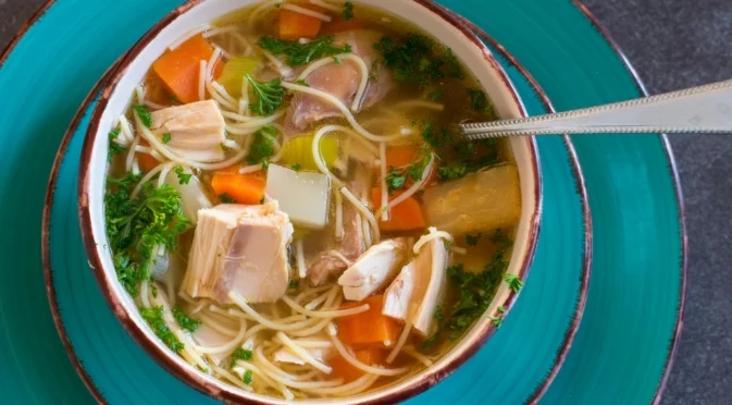 Тази домашна пилешка супа с ориз е подходяща за студените есенни вечери