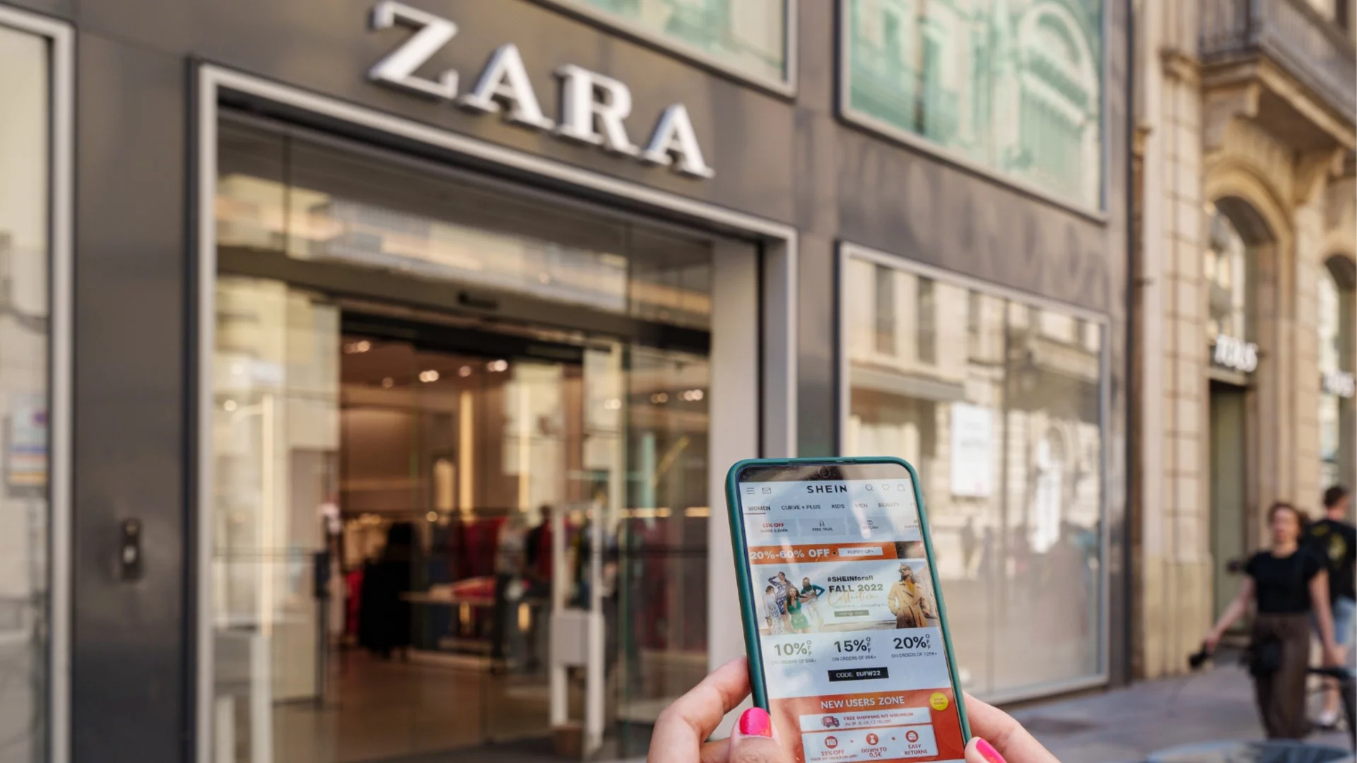 "Защитете децата, не Shein": Гняв и протести при откриването на първия магазин в Париж (ВИДЕО)