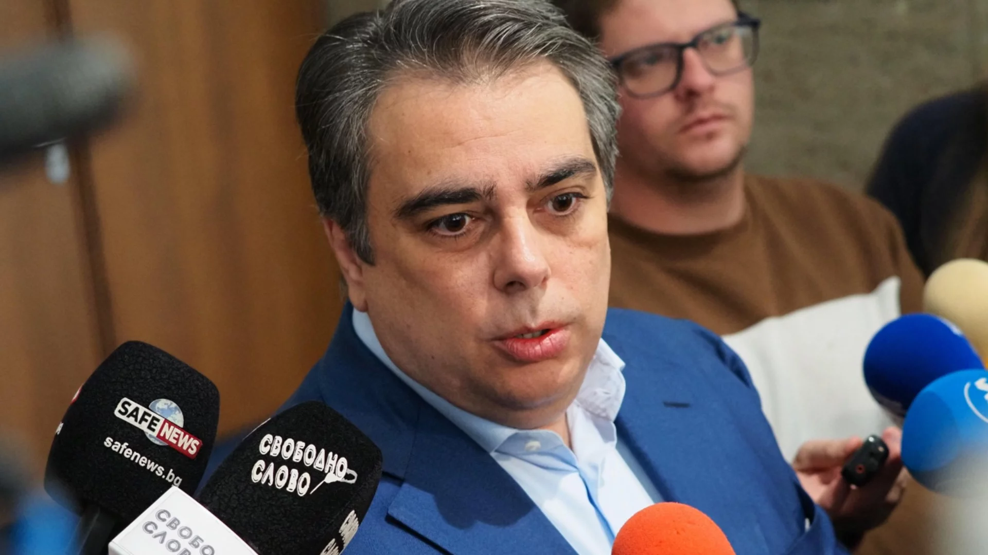 Асен Василев за снимките на Пеевски: Може да покаже Бойко Рашков и на Марс (ВИДЕО)