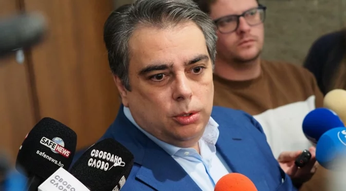 Асен Василев за снимките на Пеевски: Може да покаже Бойко Рашков и на Марс (ВИДЕО)