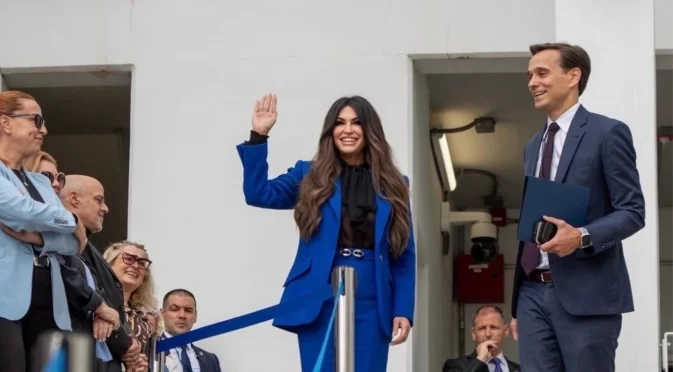 Гръцките кожухари харесаха аутфита на американския посланик: Канят я на панаир