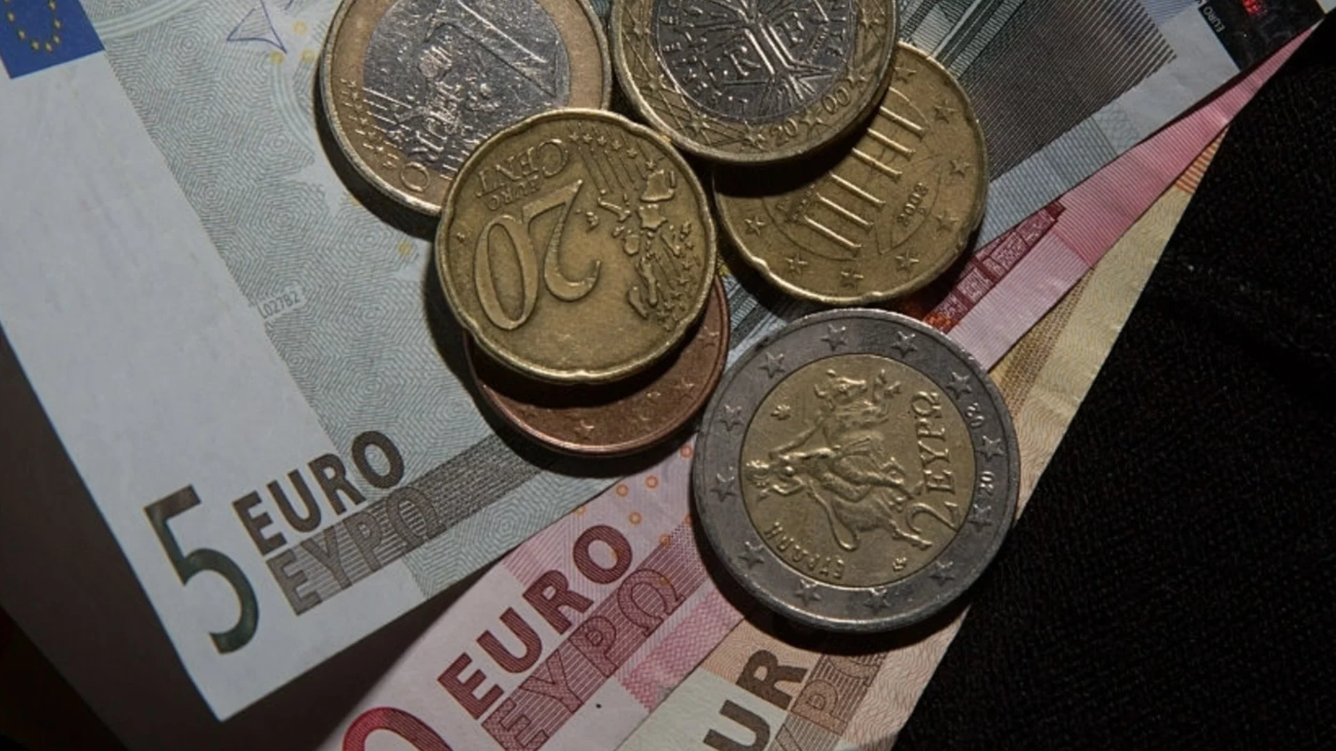 Рязка промяна в курса на еврото, пресече психологическа граница