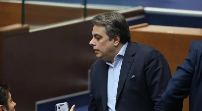 "Борисов лъже": Асен Василев отрече да е лобирал за изваждане на Пеевски от "Магнитски" (ВИДЕО)