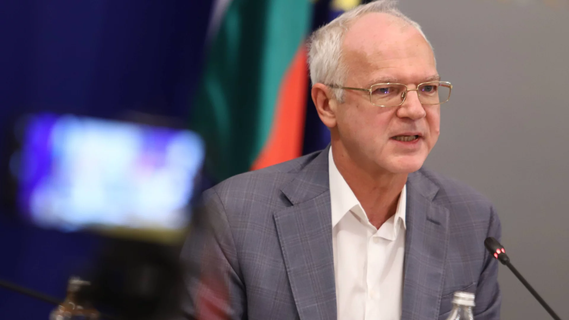 Ама не ми викайте, бе! Ама не ми викай! Може ли без "бе"? Какво е това "бе"?