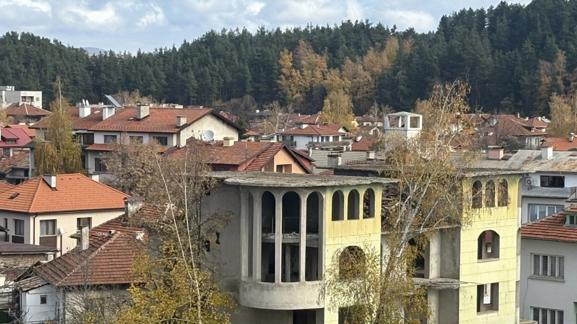 Община Самоков работи активно по премахване на опасни сгради и конструкции