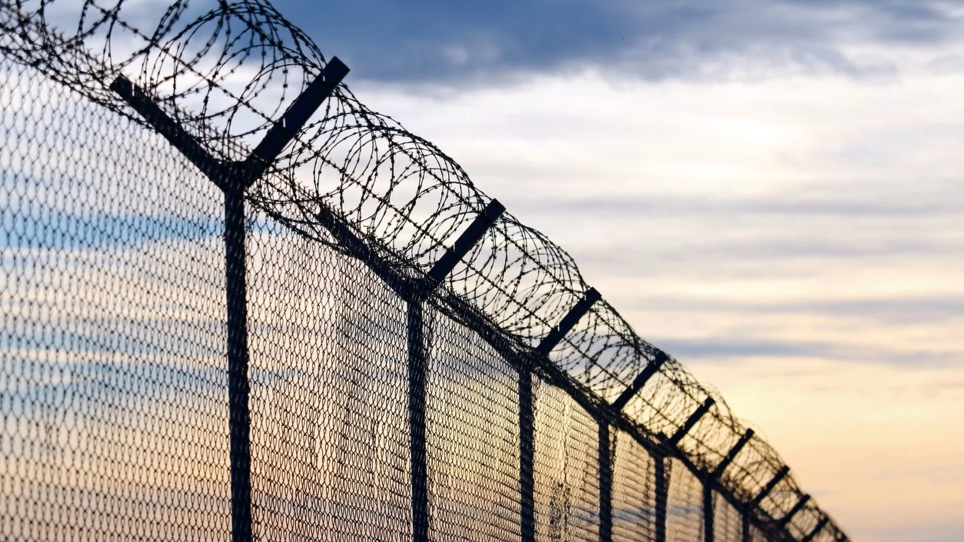 Издирват двама затворници, освободени по погрешка от затвор в Лондон