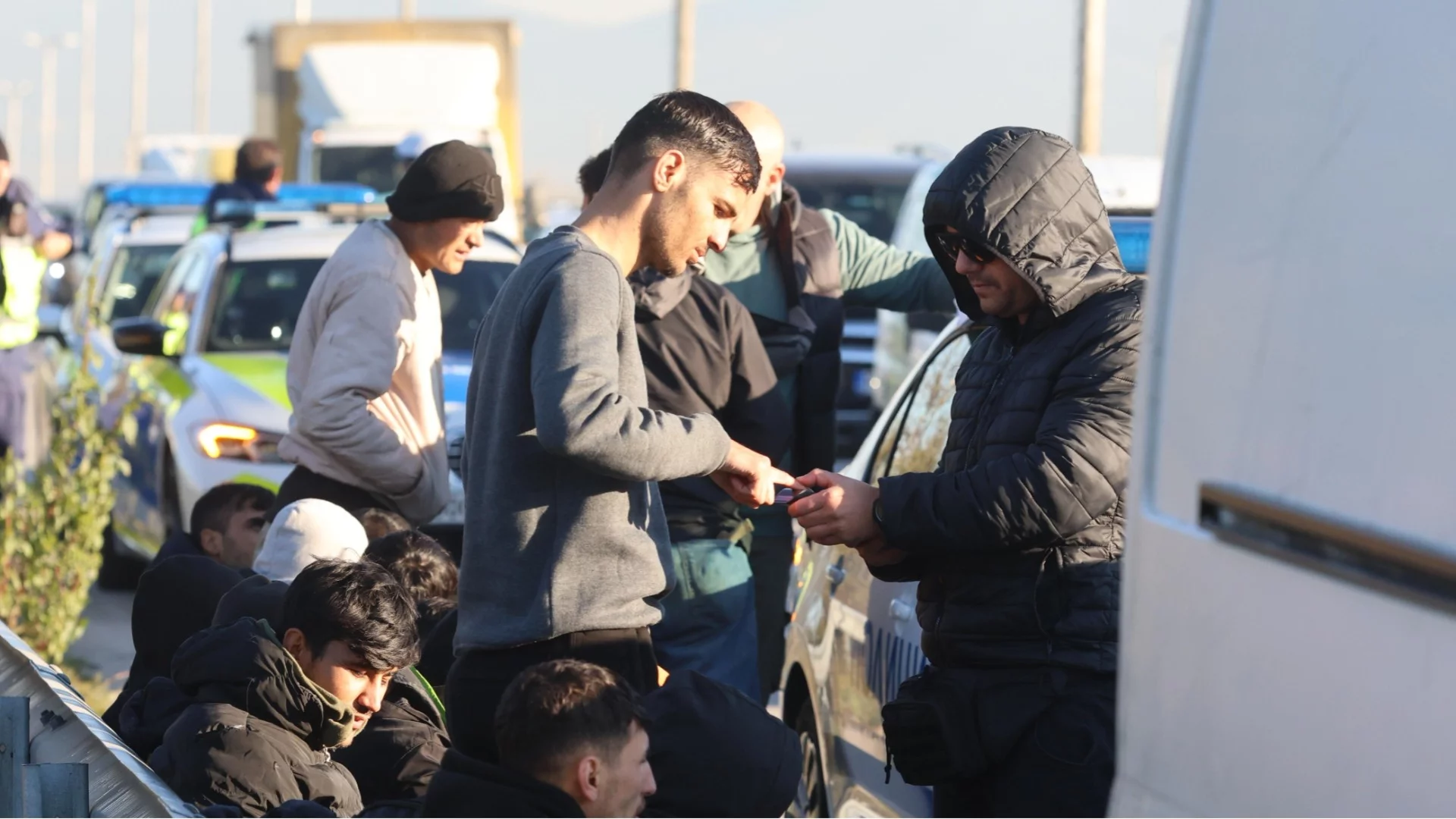 Преоблечени като полицаи: Петима са задържани за трафик на мигранти