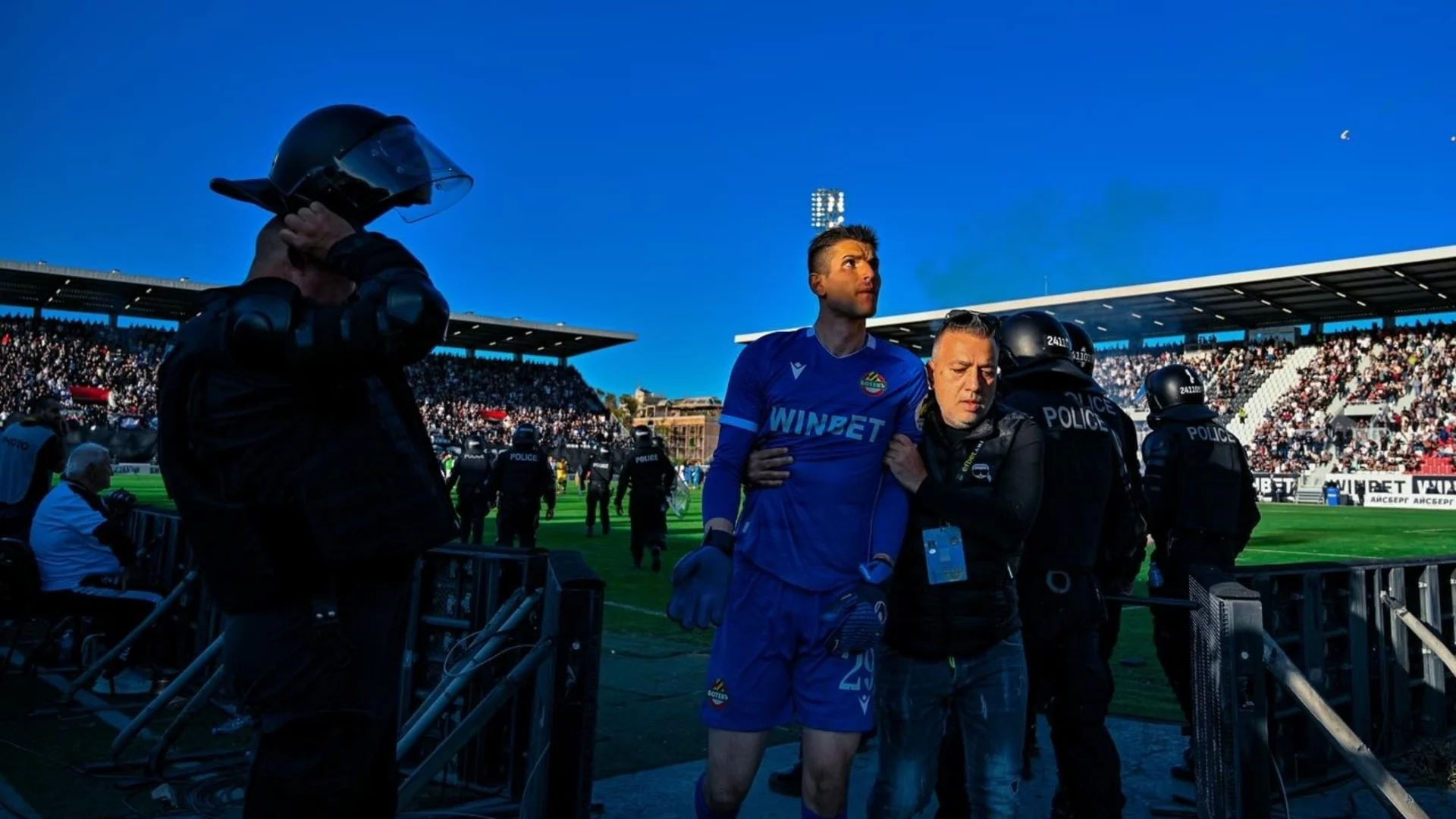 Има задържан за хвърлената бутилка срещу вратаря на Ботев Пловдив! Ясно е и какво ще бъде наказанието му