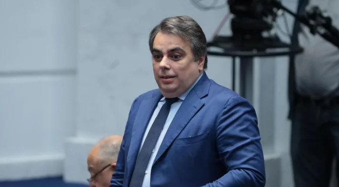 "Да не се крие в теменужките": Асен Василев призова МФ за оттегляне на бюджета и спиране на рекета (ВИДЕО)