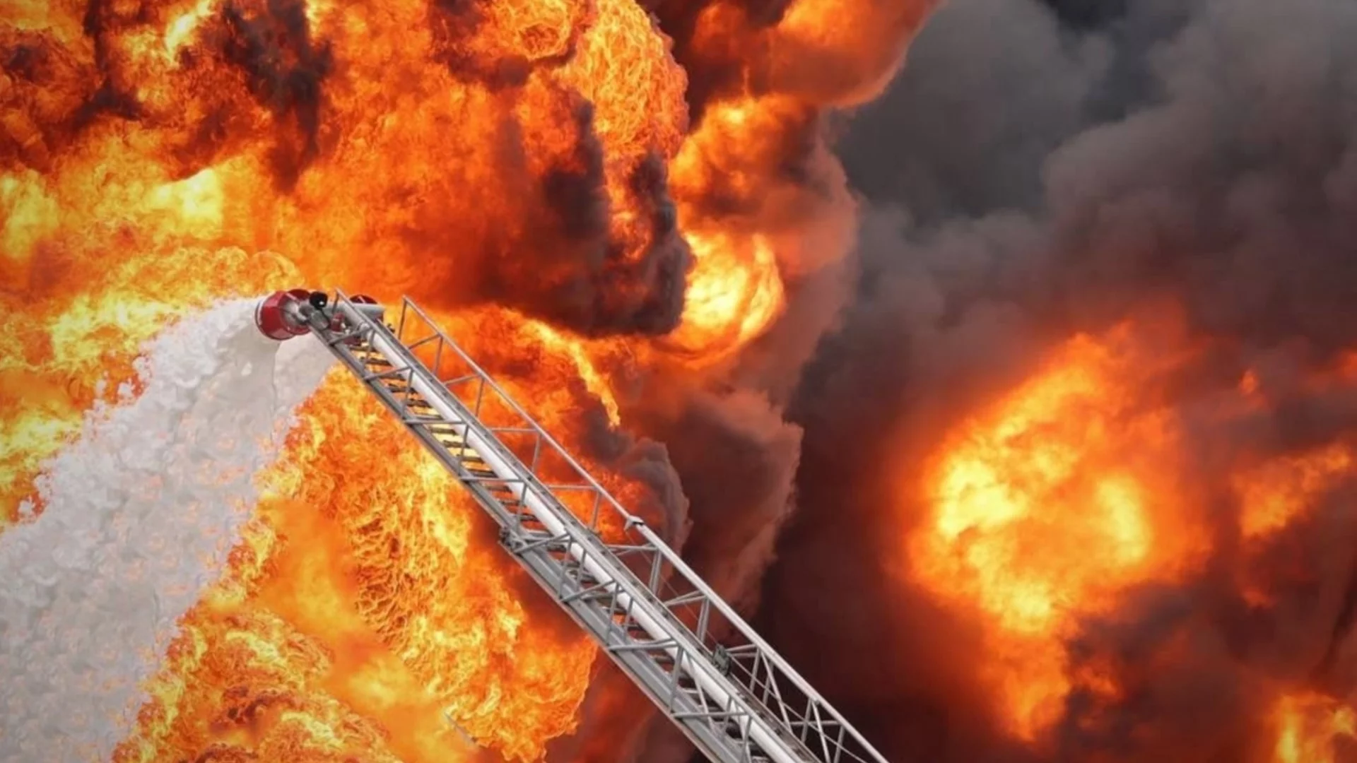 Мощен пожар в рафинерия в Беларус, десетки пожарникари на място (ВИДЕА)