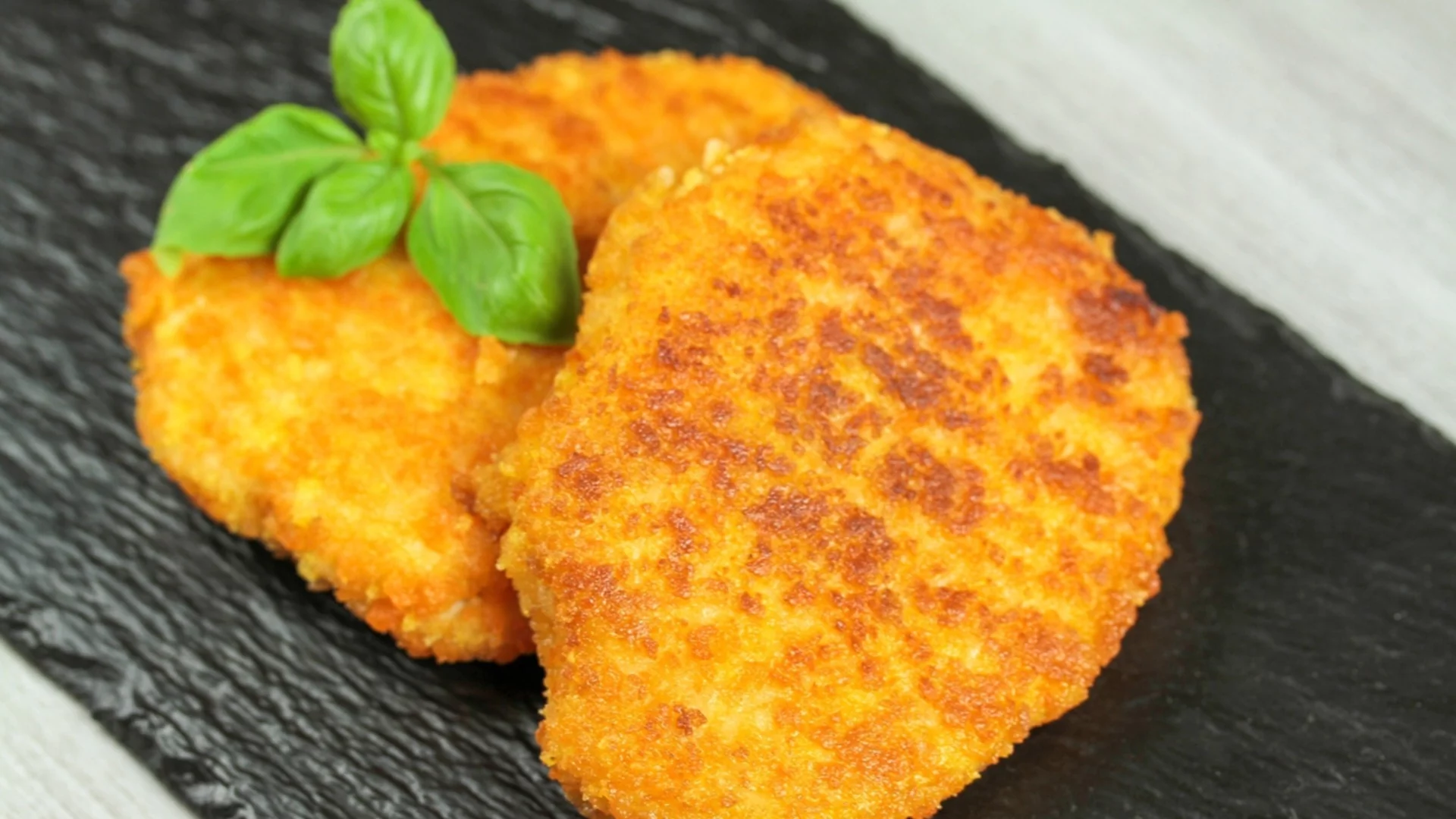 Кои трикове ни помагат да не загори панировката