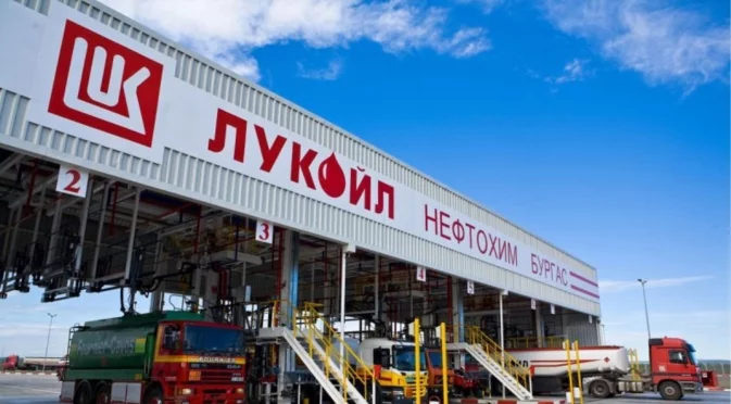 Ветото на Радев падна – сделки с "Лукойл" вече само с одобрение на правителството и ДАНС