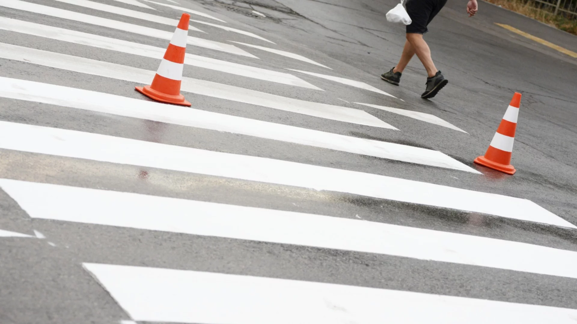 На пешеходна пътека: Шофьор блъсна две жени