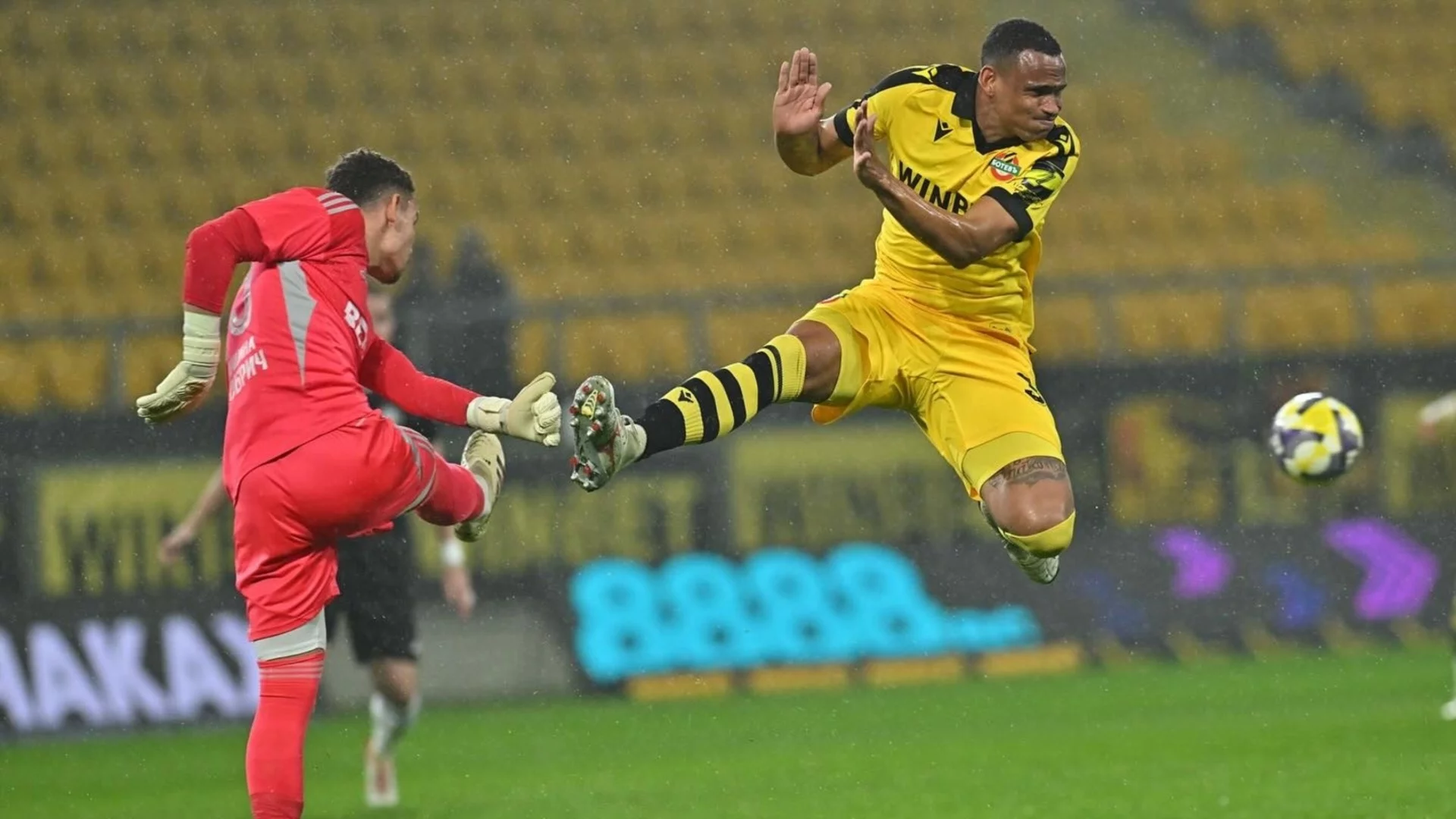 Глупав червен картон помогна на Ботев Пловдив за победа №1 на "Колежа"! Резерва блести за "канарчетата"