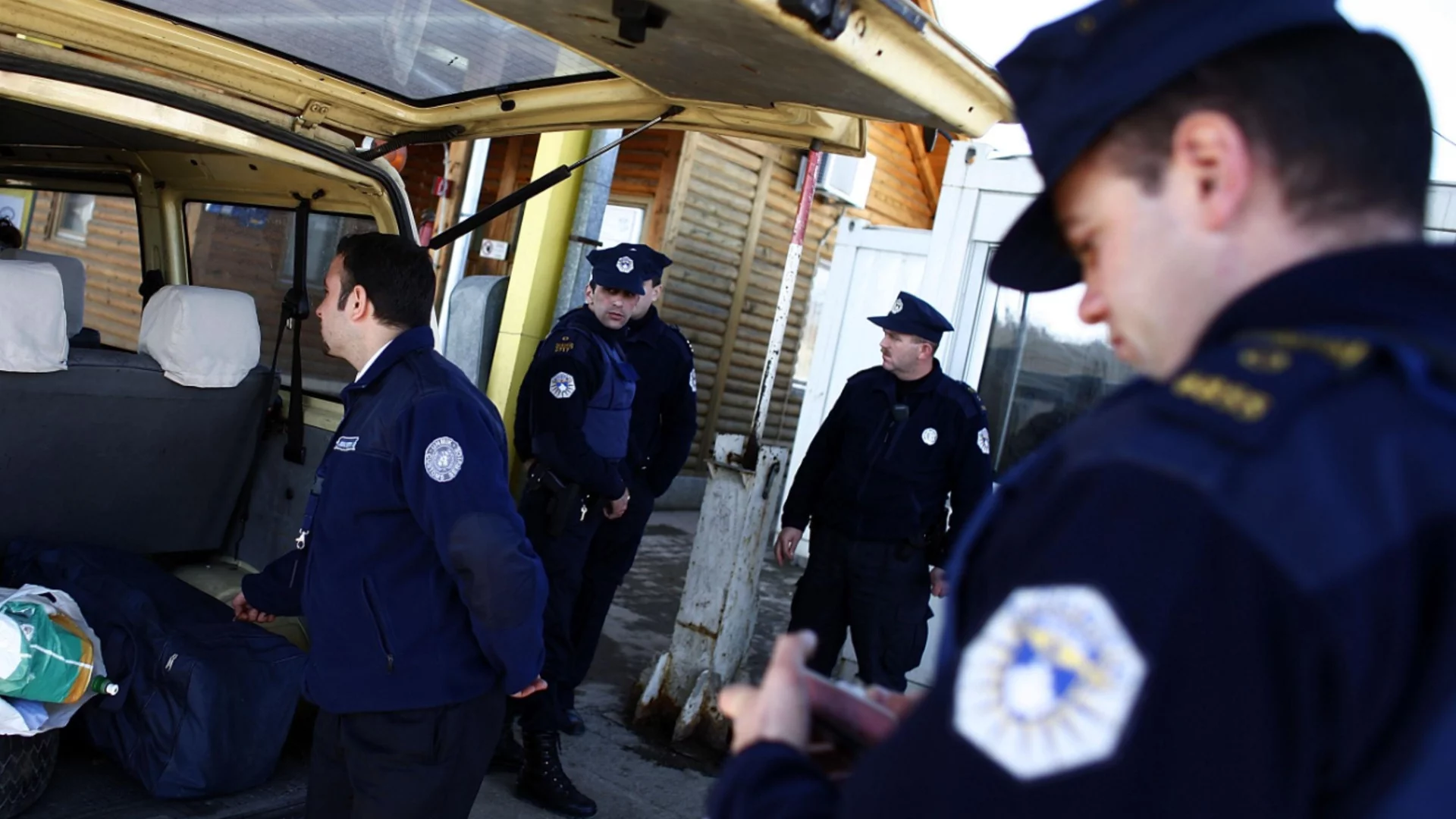 Момиче от Босна нападна полицай в Сърбия, той го простреля в крака
