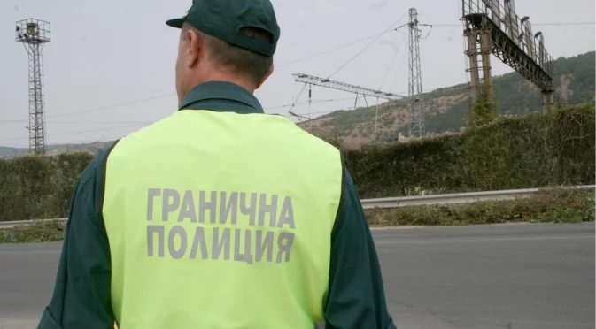 След гонка с "Гранична полиция": Кола с мигранти падна в Бургаското езеро, има загинали