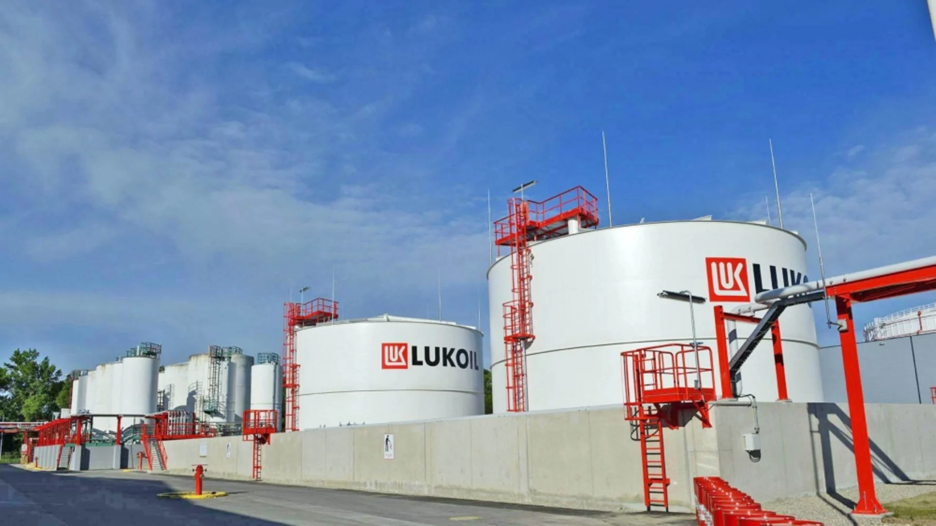 Правилният ход за "Лукойл Нефтохим": Ръководителят на икономическата катедра на УНСС го посочи