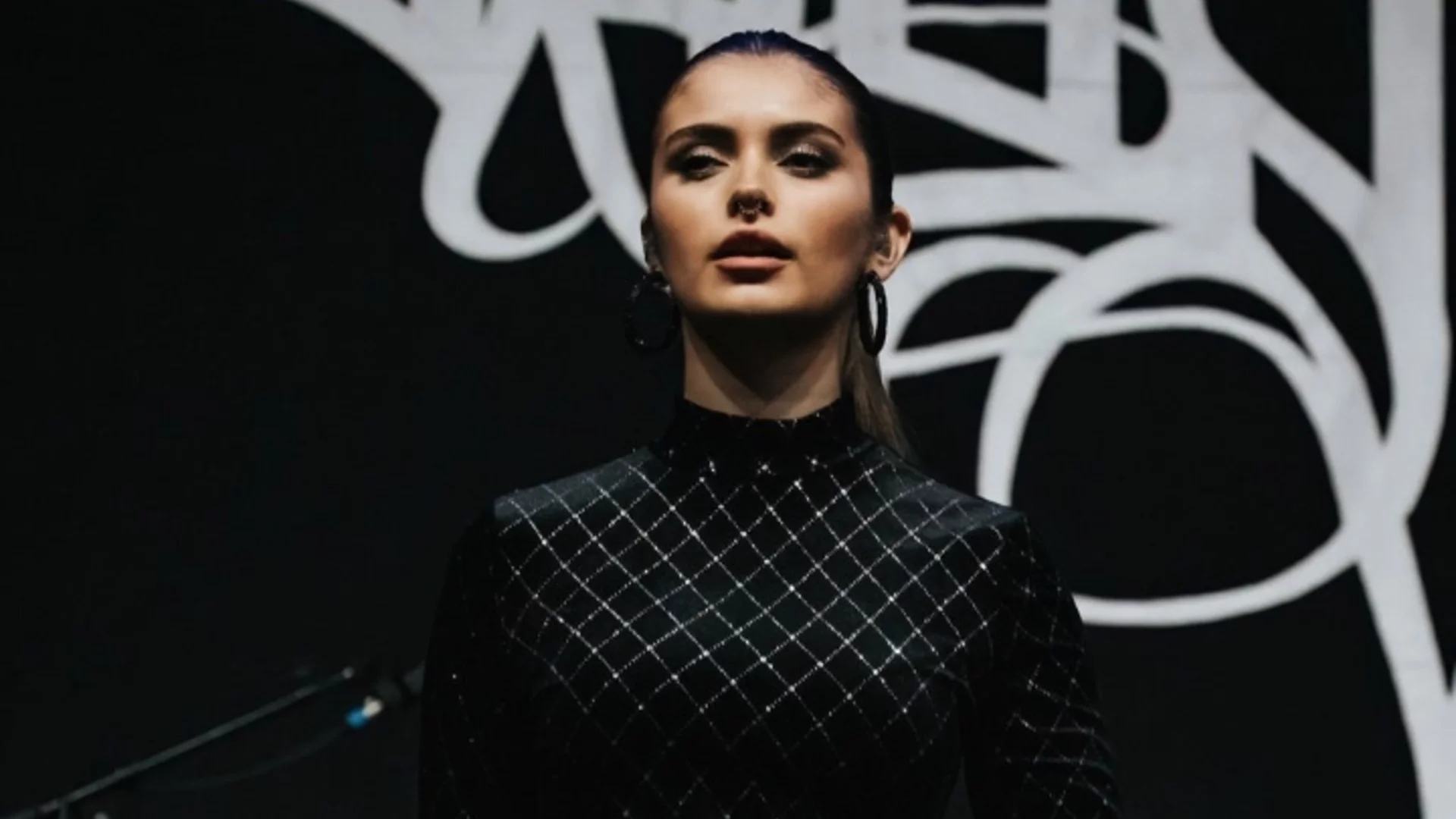 Красота и дет метъл: Претендентка за Мис Свят Чили втрещи публиката с брутално изпълнение (ВИДЕО)