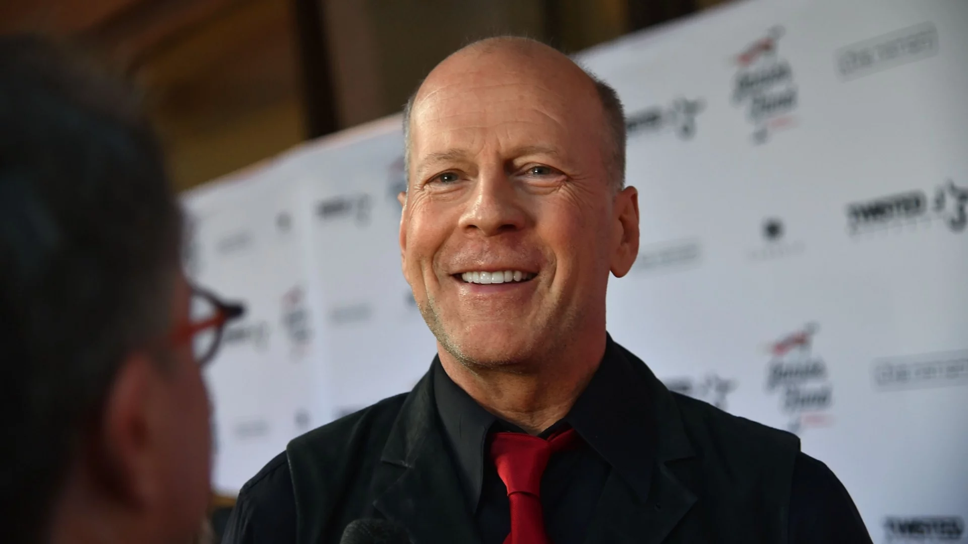 Болният Брус Уилис излезе сред хората, но кого държеше за ръка? (СНИМКИ)