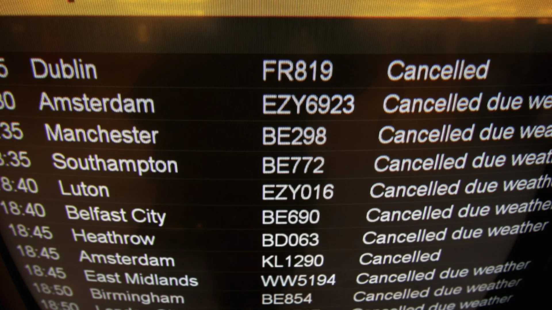 Стотици полети бяха отменени в САЩ (ВИДЕО)