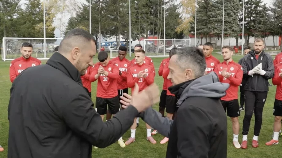 Кюстендилеца пак събра футболистите! Изпрати ги с пламенна реч срещу Левски (ВИДЕО)