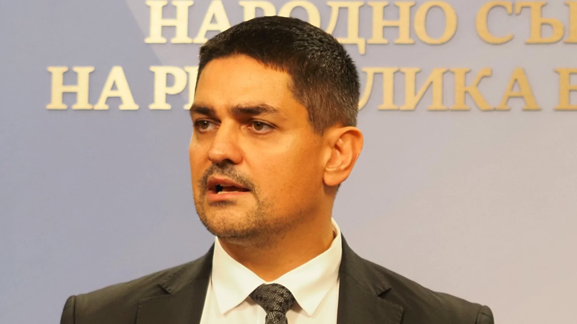 Мъж иска да се запали пред парламента: Радостин Василев за измамите, изборните схеми и края на "Величие" (ВИДЕО)