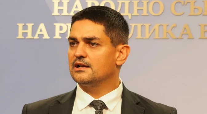Мъж иска да се запали пред парламента: Радостин Василев за измамите, изборните схеми и края на "Величие" (ВИДЕО)
