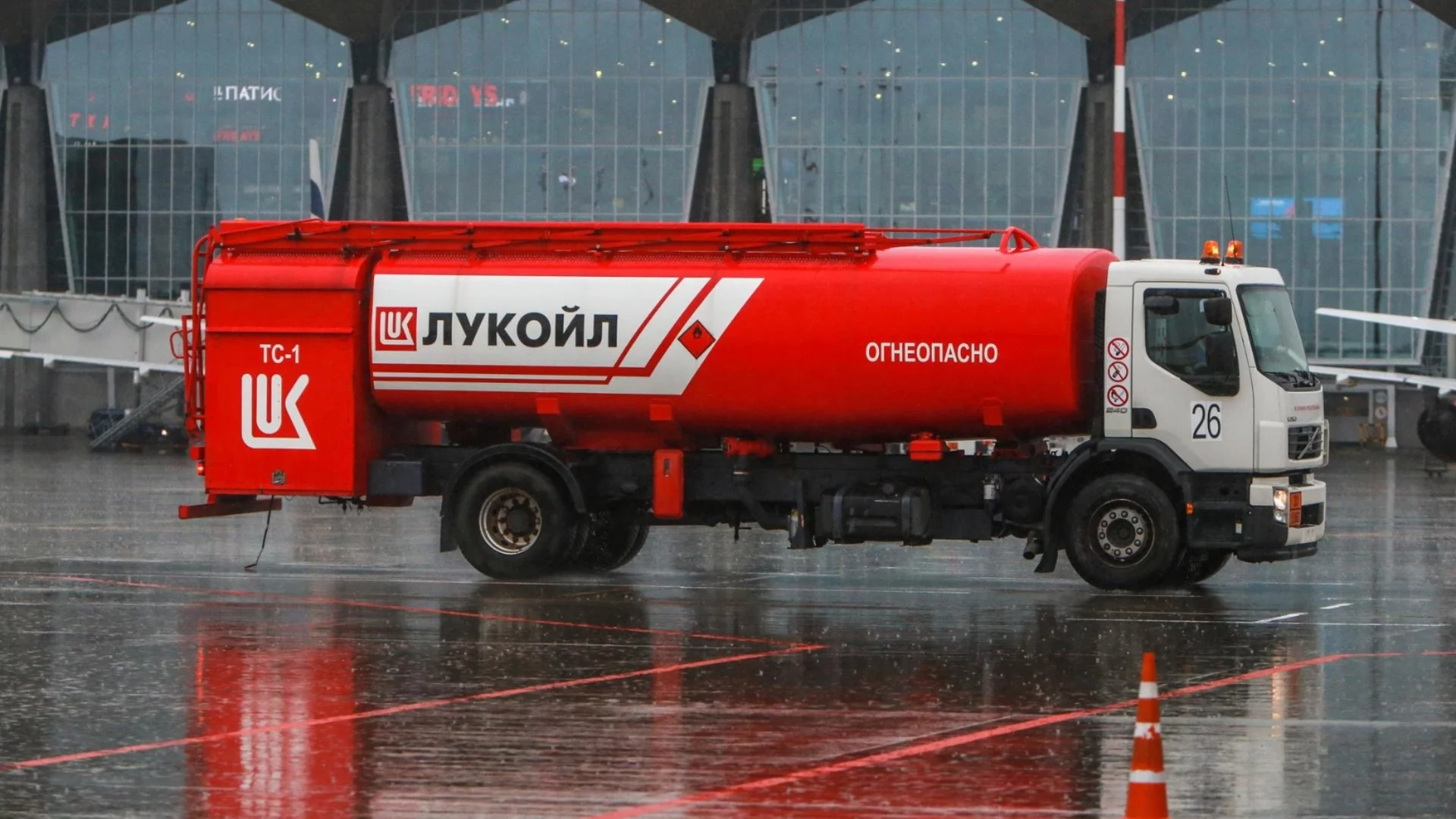 След оттеглянето на "Гънвор": Асен Василев обяви план за "Лукойл"