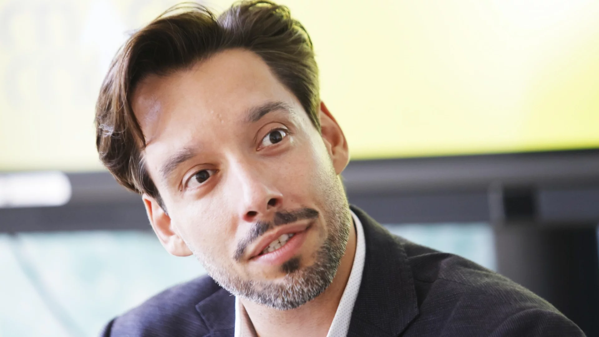 Дори да скъсаш с гаджето по SMS е непристойно