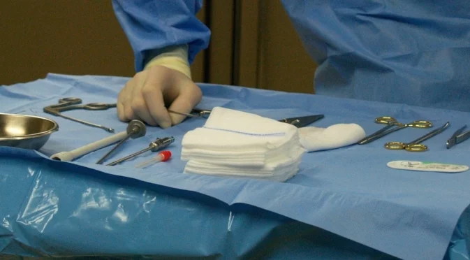 Арестуваха лекар, обрязал над 40 деца