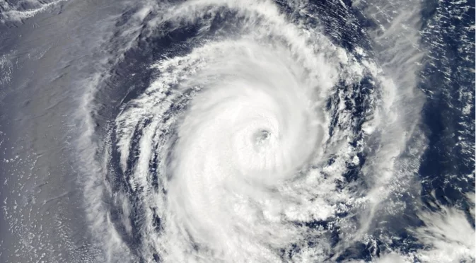 "След смъртоносните разрушения във Филипините": Тайфунът "Калмаеги" удари Виетнам (ВИДЕА)