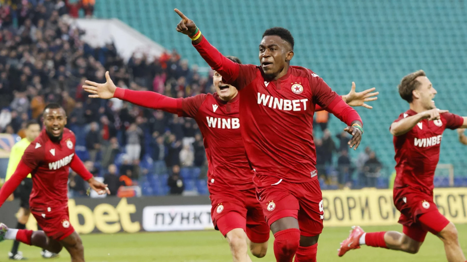 ЦСКА надхитри Левски и разклати шампионските амбиции на "сините" в дерби с малко футбол и много нерви